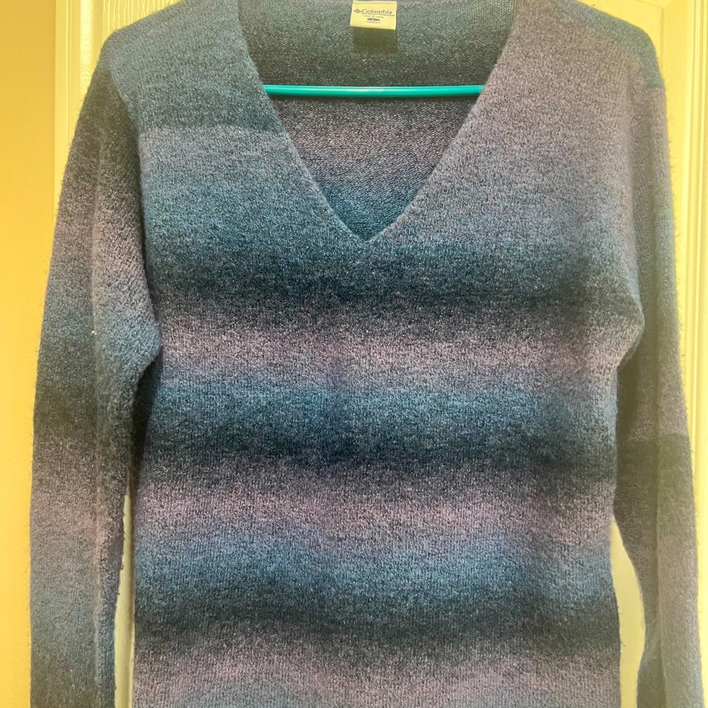 Gorgeous women’s Columbia sweater